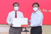 Bí thư Tỉnh ủy Bến Tre Lê Đức Thọ (bên phải) trao quyết định cho ông Châu Văn Bình (Ảnh: Phương Thảo - bentre.gov.vn)