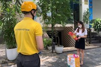 Nhân viên Vietnam Post thực hiện giao hàng đảm bảo an toàn trong vùng dịch.