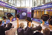 Nhà đầu tư tại Sở Giao dịch chứng khoán London. Ảnh: rob stothard/getty images