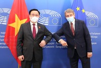 Chủ tịch Quốc hội Vương Đình Huệ và Chủ tịch Nghị viện Châu Âu David Sasoli (Ảnh - TTXVN) .