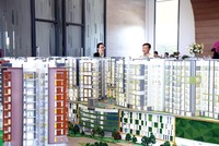 Người làm môi giới bất động sản lao đao vì dịch. Ảnh: Việt Dũng