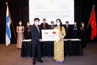 Tổng thư ký Quốc hội Bùi Văn Cường nhân 100.000 liều vaccine Astrazeneca Chính phủ Slovakia tặng Việt Nam (Ảnh - TTXVN) 