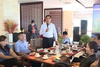 Ông Vũ Văn Diện, Ủy viên BTV Tỉnh ủy, Bí thư Thành Ủy Hạ Long trao đổi thông tin với các doanh nhân, doanh nghiệp. Ảnh: Nguồn - Quảng Ninh portal