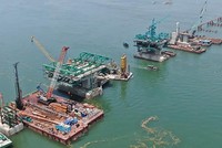 Dự án cầu Cửa Lục 1 (trong ảnh) cùng với cầu Cửa Lục 3 và Cao tốc Vân đồn - Móng Cái quyết tâm hoàn thành trong năm 2021.