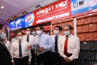 Thủ tướng Chính phủ tham quan các gian hàng của doanh nghiệp khoa học và công nghệ trước khi bắt đầu dự Hội nghị.