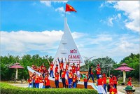 Du khách tham quan vùng Đất Mũi Cà Mau