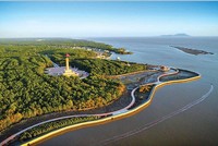 Cà Mau đang đẩy mạnh xây dựng kết cấu hạ tầng, cải cách hành chính để thu hút đầu tư. Trong ảnh: Cột cờ Hà Nội tại mũi Cà Mau