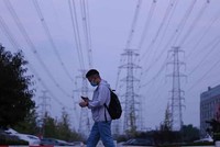 Truyền thông nhà nước Trung Quốc đưa tin, có đến 20 tỉnh/khu vực thực hiện các biện pháp điều chỉnh phân phối điện kể từ giữa tháng 9/2021. Ảnh: AFP