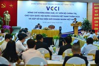 Chủ tịch VCCI Phạm Tấn Công báo cáo tại Cuộc gặp với Chủ tịch Quốc hội Vương Đình Huệ.