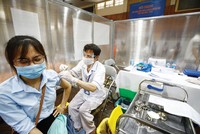 Bảo hiểm sức khỏe là dòng sản phẩm được phát triển mạnh trong mùa dịch. Ảnh: Dũng Minh