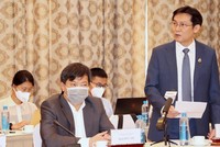 Ông Phạm Phú Trường, Chủ tịch Hội doanh nhân trẻ TP.HCM (đứng) đưa ra các đề xuất tại cuộc gặp Chủ tịch nước Nguyễn Xuân Phúc sáng 12/10 (Ảnh: Hồng Phúc).