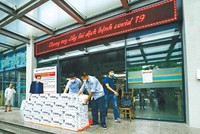 Các cơ quan nhà nước luôn lấy người dân và doanh nghiệp làm đối tượng ưu tiên phục vụ. Trong ảnh: Vinamilk tặng sữa cho cán bộ y tế