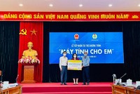 Thứ trưởng Bộ Giáo dục và Đào tạo Ngô Thị Minh thay mặt Bộ Giáo dục và Đào tạo nhận ủng hộ.