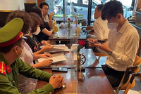 Chiều ngày 20/10 UBND phường Hàng Trống kiểm tra việc thực hiện quét mã QR đối với khách đến các cơ sở kinh doanh, lập biên bản, thực hiện quy trình xử phạt một số cơ sở chưa thực hiện nghiêm