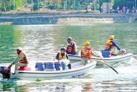 Vừa chỉ đạo miệng trái với văn bản giúp công ty của vợ hưởng lợi hàng chục tỷ đồng trong vụ mua chế phẩm Redoxy 3C, ông Chung vừa chủ động yêu cầu thanh tra, rồi ép buộc Thanh tra TP. Hà Nội thay đổi kết luận theo hướng không có sai phạm. Trong ảnh: Nhân viên Công ty Thoát nước Hà Nội dùng chế phẩm Redoxy 3C xử lý ô nhiễm nước hồ tại Hà Nội. Ảnh: H.N