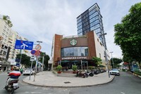 Các chuỗi cà phê như Starbucks, The Coffee House… đã phải đóng cửa hàng chục cửa hàng để cắt giảm chi phí. Ảnh: Trọng Tín