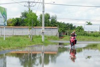 Đường dẫn vào dự án Nhơn Đức bị ngập sau cơn mưa nhỏ. Ảnh: Vũ Nhi