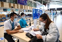 Hành khách khai báo y tế tại sân bay Nội Bài (Ảnh: ACV).