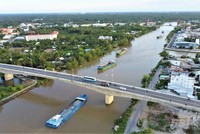 Vận tải hàng hóa tấp nập trên một tuyến kênh ở ĐBSCL