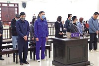 Bên cạnh các lĩnh vực đất đai, đầu tư công, các lĩnh vực như y tế, giáo dục, phòng chống dịch bệnh Covid-19 đang nổi cộm, phát sinh tham nhũng, tiêu cực, gây bức xúc dư luận. Trong ảnh: Phiên xét xử cựu Giám đốc Trung tâm Kiểm soát bệnh tật Hà Nội trong vụ án “vi phạm quy định về đấu thầu gây hậu quả nghiêm trọng”, với hành vi nâng khống giá thiết bị y tế.