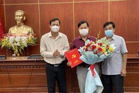 Tân Phó chánh Văn phòng Tỉnh ủy Cà Mau Quách Văn Ấn (giữa) nhận quyết định bổ nhiệm 