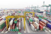 Doanh nghiệp xuất nhập khẩu lo ngại việc truy thu VAT với dịch vụ L/C trong 10 năm qua, bởi đã quyết toán thuế. Ảnh: Đ.T