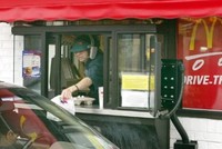 IBM sẽ hỗ trợ đẩy nhanh quá trình triển khai và nâng cấp dịch vụ giao hàng tự động tại chỗ (drive-thru service) với sự tích hợp ứng dụng trợ lý giọng nói của McDonald's. Ảnh: AFP