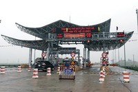 Sau hơn 2 năm được phép thu phí hoàn vốn nhưng doanh thu mỗi ngày chỉ đạt khoảng 15% phương án tài chính, nhà đầu tư Dự án BOT đầu tư xây dựng cầu Thái Hà liên tục cầu viện các cơ quan chức năng.