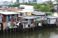 Không khó để nhận ra những căn nhà lụp xụp, được xây dựng tạm bợ tại các kênh, rạch tại TP.HCM.