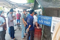 Cảnh đoàn người và xe xếp hàng dài chờ làm thủ tục tại chốt kiểm soát dịch ở Quốc lộ 13 vào tỉnh Bình Phước. Ảnh: Việt Dũng