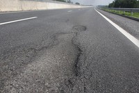 Hình ảnh đường cao tốc Đà Nẵng - Quảng Ngãi thời điểm sau khi thi công, bị hư hỏng nặng nề.