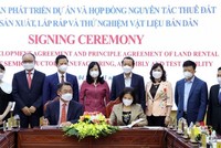 Chủ tịch UBND tỉnh Nguyễn Hương Giang và ông JONGRIP JI, Chủ tịch Công ty Amkor ký kết thỏa thuận phát triển dự án Nhà máy Sản xuất, lắp ráp và thử nghiệm vật liệu bán dẫn