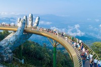 Cầu Vàng khu du lịch Bà Nà Hills, một trong những điểm tham quan thu hút du khách đến với Đà Nẵng.