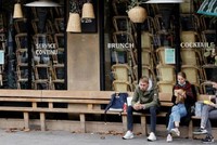 Covid-19 tiềm ẩn những biến số khó lường đối với nền kinh tế EU. Ảnh: AFP