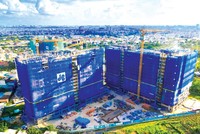 Nhiều dự án khu vực phía Nam đang đẩy nhanh tiến độ thi công để kịp bàn giao nhà vào cuối năm 2021, đầu năm 2022. Ảnh: Việt Dũng