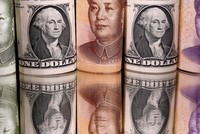 Đồng đô la Mỹ và đồng Nhân dân tệ của Trung Quốc. Ảnh: AFP