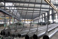 Công nhân kiểm tra ống thép inox chất lượng cao tại nhà máy ở huyện Ganyu, tỉnh Giang Tô, miền đông Trung Quốc. Ảnh: THX/TTXVN