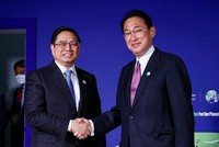 Thủ tướng Phạm Minh Chính và Thủ tướng Nhật Bản Kishida Fumio gặp gỡ bên lề Hội nghị COP26 (Ảnh: TTXVN)