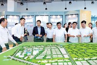 Bộ trưởng Bộ Kế hoạch và Đầu tư (thứ 4 từ phải sang) nghe giới thiệu về kết quả thu hút đầu tư vào VSIP Nghệ An