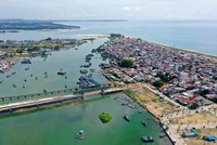 Xã Nghĩa An (TP. Quảng Ngãi) - bên phải, là phần diện tích nhô ra biển đang được tỉnh Quảng Ngãi hướng đến đô thị hỗn hợp ven biển