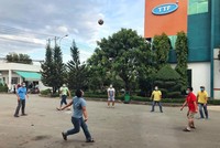 Người lao động tại Kỹ nghệ gỗ Trường Thành chơi thể thao trong quá trình thực hiện 3 tại chỗ. (Nguồn: HAWA).