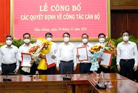 Thường trực Tỉnh ủy Hậu Giang trao quyết định và tặng hoa chúc mừng cán bộ nhận quyết định của Ban Thường vụ Tỉnh ủy. Ảnh: Trường Sơn