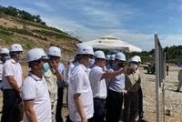 Đại diện doanh nghiệp dự án báo cáo Thứ trưởng Lê Anh Tuấn tình hình thi công cao tốc Cam Lâm - Vĩnh Hảo tại chuyến kiểm tra hiện trường dự án vào giữa tháng 10/2021