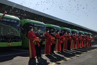 Lãnh đạo Tp Hà Nội, Ủy ban ATGT Quốc gia tham gia cắt băng khai trương tuyến xe buýt điện E03.