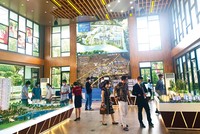 Khách tham quan dự án Khu đô thị Mizuki Park. Ảnh: Trọng Tín 