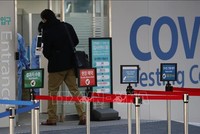 Hành khách đến điểm xét nghiệm COVID-19 sau khi đáp xuống sân bay quốc tế Incheon, Hàn Quốc ngày 2/12/2021. Ảnh: THX/TTXVN