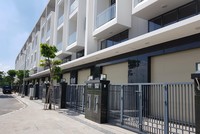 Cả dãy nhà phố đường Đồng Văn Cống đóng cửa im lìm. Ảnh: Trọng Tín