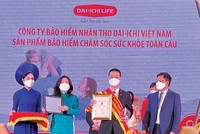 Ông Ngô Việt Phương, Phó tổng giám đốc Kinh doanh Dai-ichi Life Việt Nam, nhận giải thưởng “Top 100 sản phẩm, dịch vụ tốt nhất cho gia đình, trẻ em” năm 2021