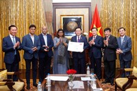 Chủ tịch Quốc hội nhận 200.000 liều vaccine Covaxin phòng Covid – 19 được bà Suchitra Ella, Giám đốc điều hành Tập đoàn Bharat Biotech tặng cho trẻ em Việt Nam (Ảnh: DT)