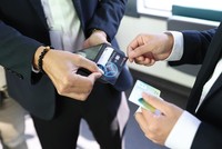 Khách hàng có thể mua vé xe buýt điện Vinbus bằng thẻ ngân hàng